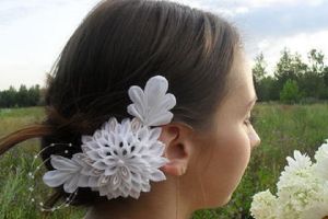 Якщо ж при створенні квітки використовувати білу стрічку, то така білосніжна хризантема може служити прикрасою   весільної зачіски з квітами
