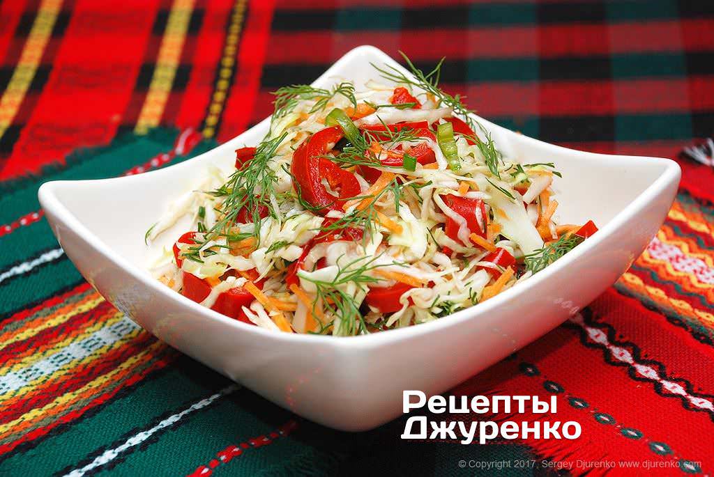 Надзвичайно корисний вітамінний салат - молода капуста і морква, гострий перець і запечений болгарський перець, оливкова олія   Найправильніший вітамінний салат - зі свіжих овочів, молодої капусти, перцю і зелені, обов'язково заправлений оливковою олією
