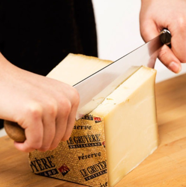Для нарізування твердого сиру використовувати необхідно ніж з двома ручками