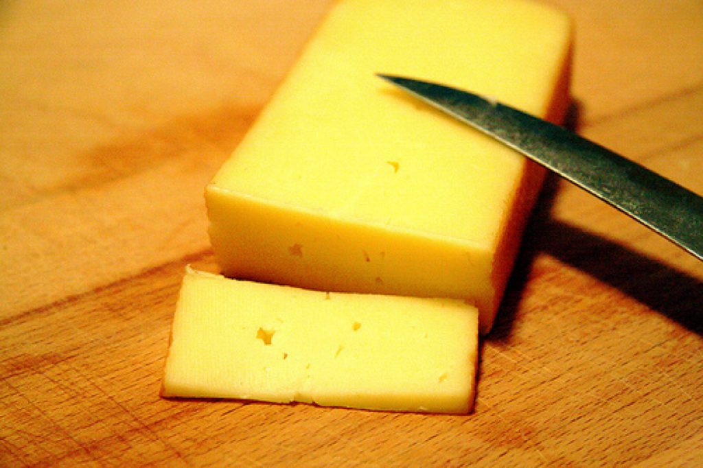 Оформляючи тарілку асорті, сир краще нарізати сегментами, щоб була можливість захопити край, корочку і серцевину
