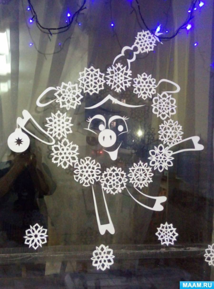 Новорічне оформлення вікон «Хрюша Нюша»   Оформляючи до Нового року вікна групи, вирішила не змінювати традиції і прикрасити їх символами астрологічного гороскопа (як я це роблю щороку
