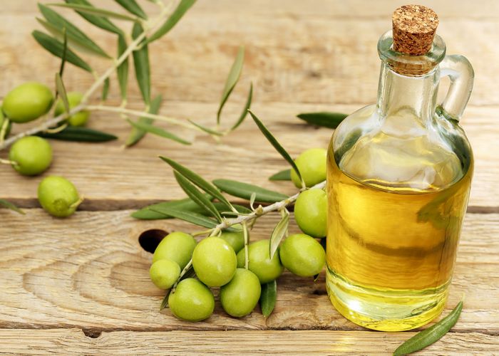 Оливкова олія є одним з головних складових середземноморської дієти, так як позитивно впливає на стан і роботу всієї травної системи