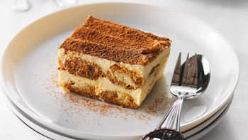 Тірамісу - один з найвідоміших десертів Італії, для приготування якого використовується савоярді (легке пористе печиво, що має трубчасту форму) і маскарпоне (м'який молодий сир) з додаванням невеликої кількості вершків і сметани