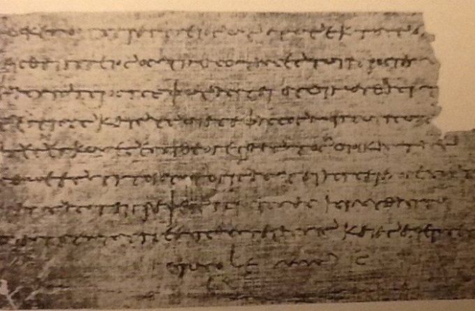 Хоча єгиптяни не винайшли папір, який використовується сьогодні, папірус був величезним кроком в порівнянні з вирізанням текстів на кам'яних і глиняних табличках, як з точки зору простоти написання, так і з точки зору більш легкого перенесення з собою