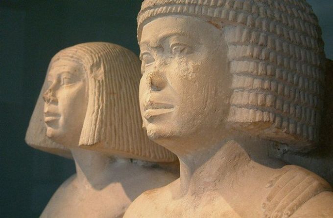 У стародавніх єгиптян була дилема: вони не хотіли ходити з довгими зачісками під палючим сонцем, але вони також не хотіли стригтися налисо, щоб сонячні промені не обпалювали шкіру голови, а також з причин моди