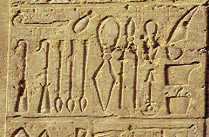 Продовжуючи тему медицини, єгиптяни були цивілізацією, якої належали раніше виявлені хірургічні інструменти