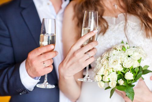 Вимовляти представлені тости можна як на 1 рік весілля, так і на інші річниці - коралову, перлову, порцелянову, рубінову, золоте весілля