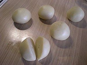 Скатуйте невеликі кульки (приблизно як волоський горіх) і ліпіть з них половинки «персиків»
