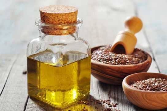 Кунжутне масло в своєму складі містить поліненасичені і мононенасичені кислоти, а також сезамол - природний фільтр від ультрафіолетового випромінювання